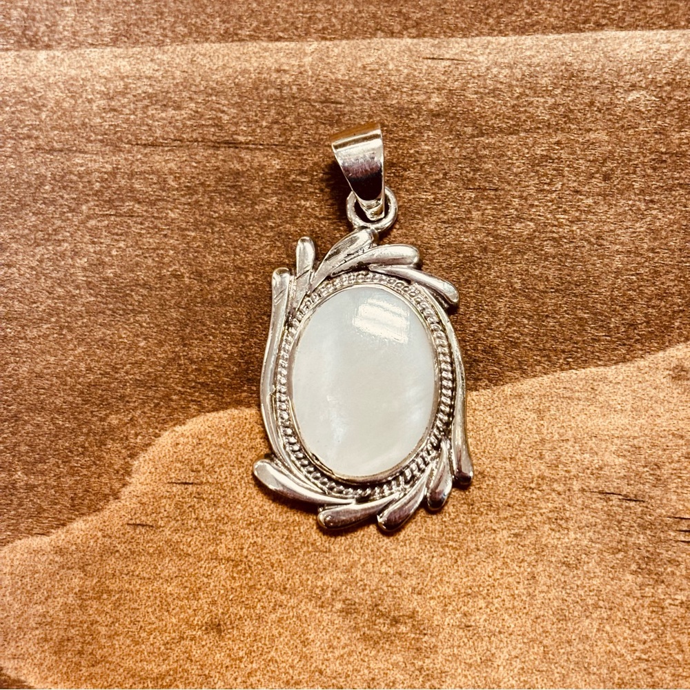 Sterling Silver Pendant with Mother of Pearl Pendant.